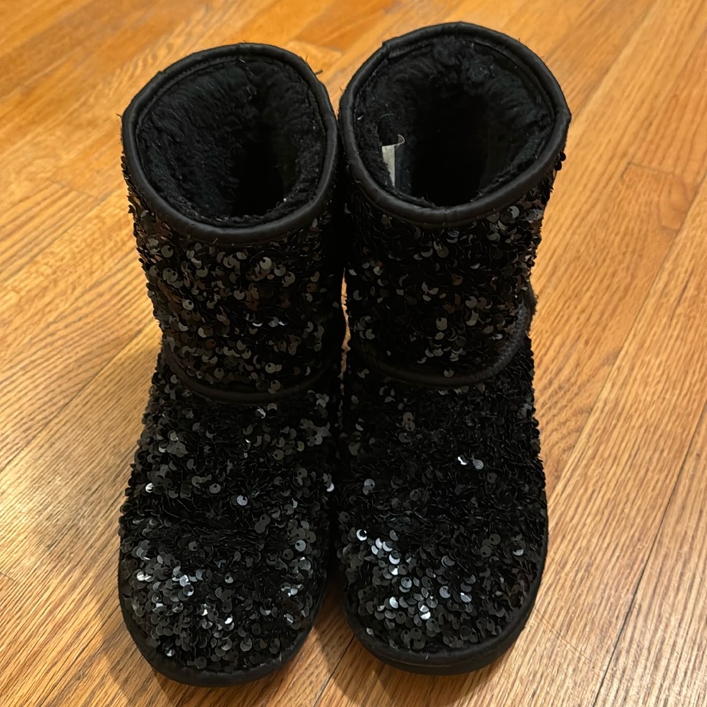 Ugg Classic Short Chunky Sequin Girls Boots in Size 6
